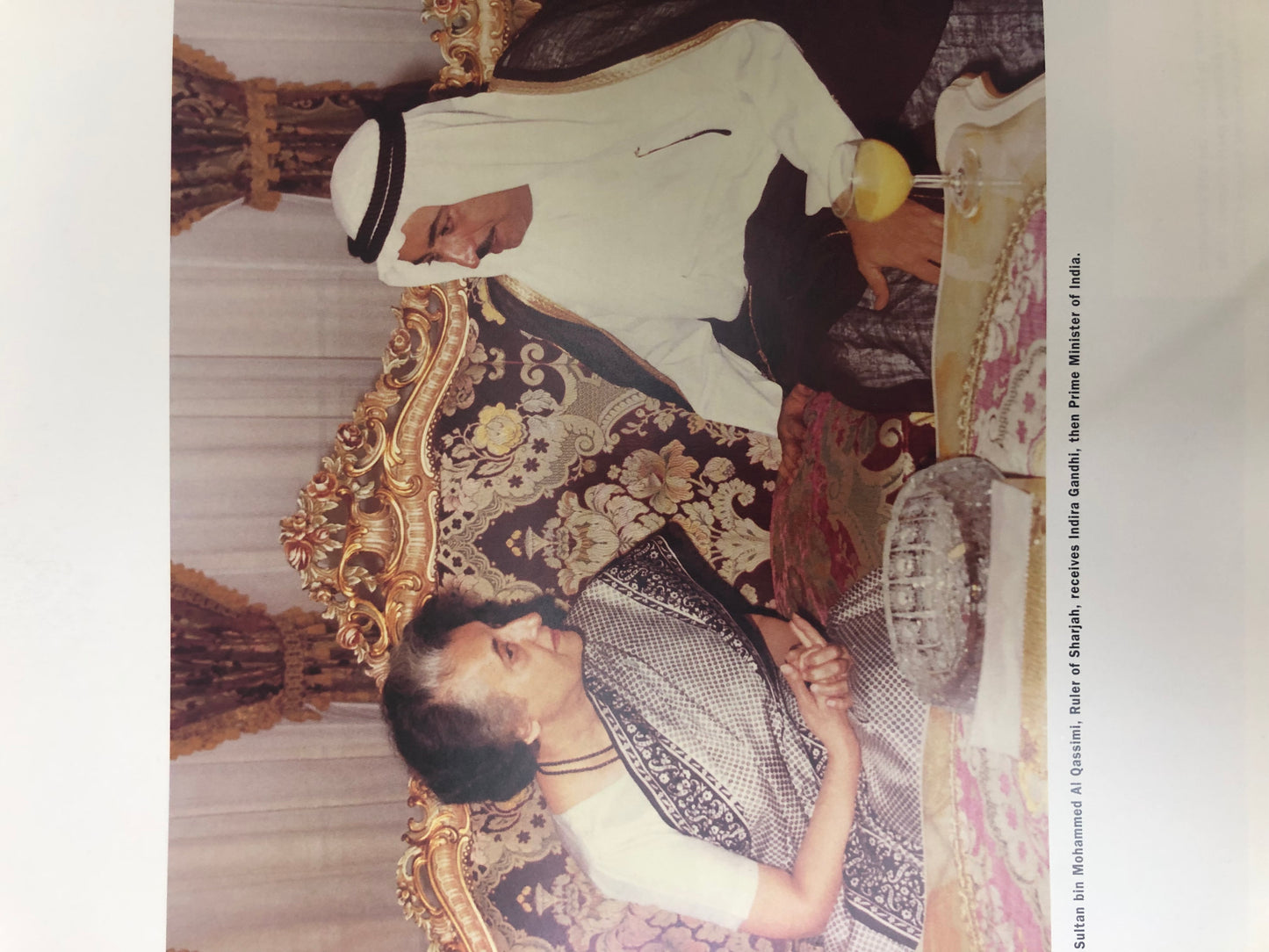 كتاب مصور The UAE vision of change : المصور نور علي راشد