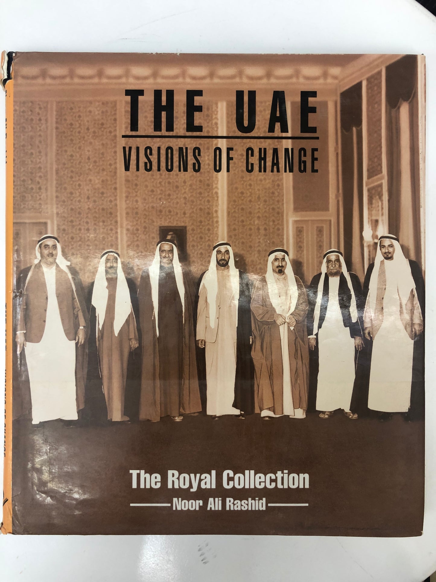 كتاب مصور The UAE vision of change : المصور نور علي راشد