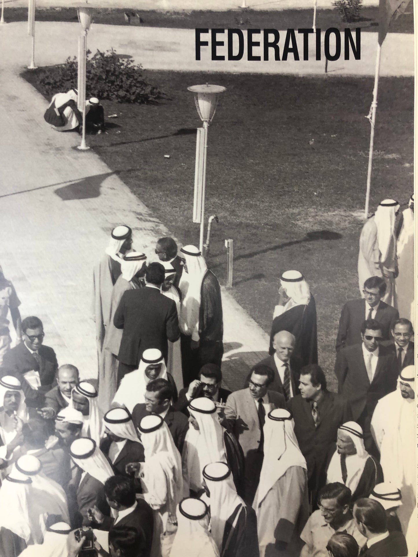 كتاب مصور The UAE vision of change : المصور نور علي راشد